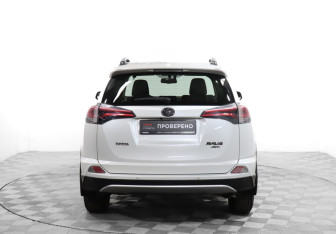 Подержанный автомобиль Toyota RAV4 2015 года (6 фото)