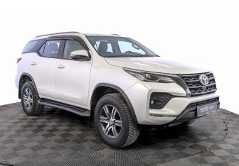 Подержанный автомобиль Toyota Fortuner 2021 года (3 фото)