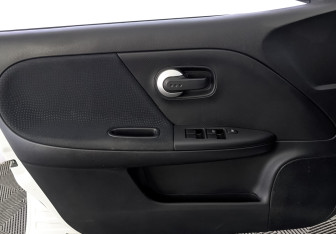 Подержанный автомобиль Nissan Note 2013 года (19 фото)