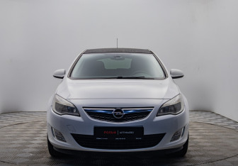 Подержанный автомобиль Opel Astra Hatchback 2011 года (8 фото)