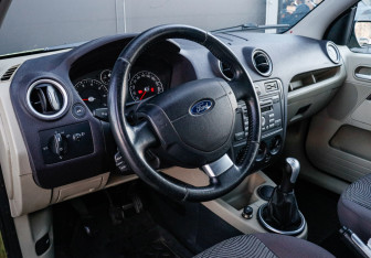 Подержанный автомобиль Ford Fusion 2006 года (12 фото)