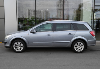 Подержанный автомобиль Opel Astra Wagon 2011 года (7 фото)