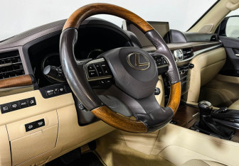 Подержанный автомобиль Lexus LX 2016 года (12 фото)