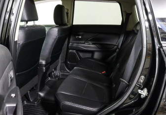 Подержанный автомобиль Mitsubishi Outlander 2015 года (15 фото)
