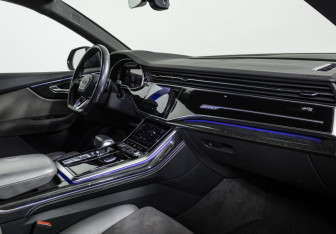 Подержанный автомобиль Audi Q8 2018 года (12 фото)