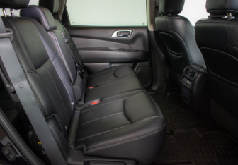 Подержанный автомобиль Nissan Pathfinder 2016 года (10 фото)
