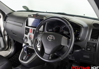 Подержанный автомобиль Toyota Rush 2011 года (11 фото)