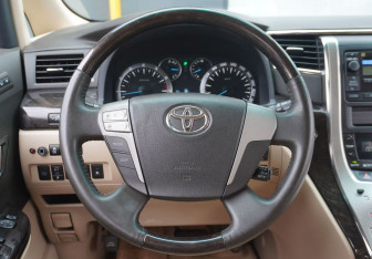 Подержанный автомобиль Toyota Alphard 2012 года (16 фото)