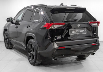 Подержанный автомобиль Toyota RAV4 2021 года (7 фото)