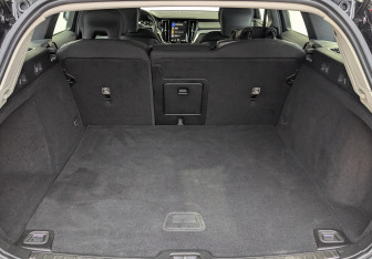 Подержанный автомобиль Volvo V60 2020 года (10 фото)