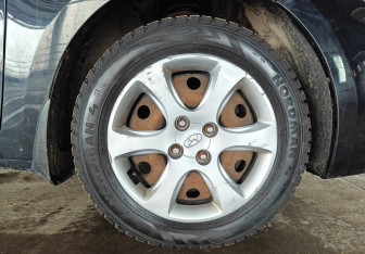 Подержанный автомобиль Hyundai Solaris Sedan 2013 года (16 фото)