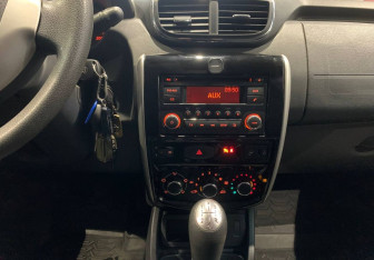 Подержанный автомобиль Nissan Terrano 2014 года (16 фото)