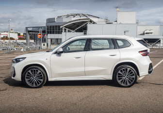Подержанный автомобиль BMW X1 2025 года (8 фото)