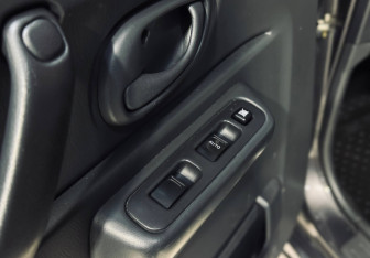 Подержанный автомобиль Suzuki Jimny 2011 года (14 фото)