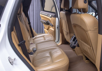 Подержанный автомобиль Porsche Cayenne 2017 года (12 фото)