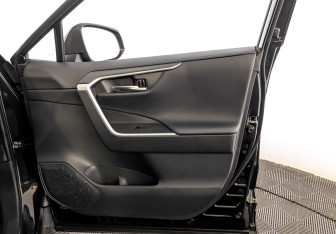 Подержанный автомобиль Toyota RAV4 2025 года (25 фото)