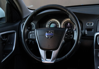 Подержанный автомобиль Volvo V60 2011 года (11 фото)