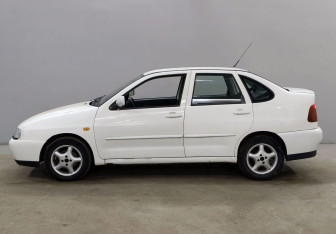 Подержанный автомобиль Volkswagen Polo Sedan 1998 года (8 фото)