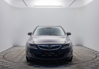Подержанный автомобиль Opel Astra Hatchback 2011 года (2 фото)