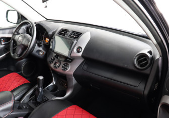 Подержанный автомобиль Toyota RAV4 2008 года (8 фото)