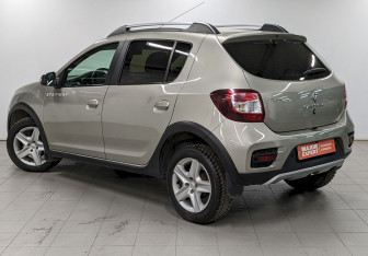 Подержанный автомобиль Renault Sandero 2016 года (7 фото)