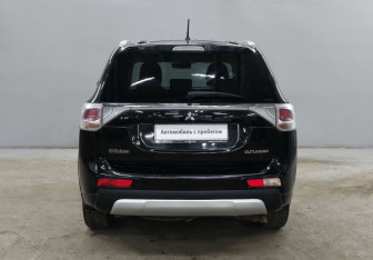 Подержанный автомобиль Mitsubishi Outlander 2014 года (6 фото)
