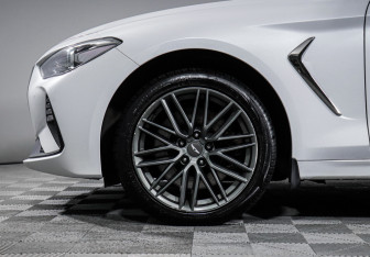 Подержанный автомобиль Genesis G70 2019 года (15 фото)