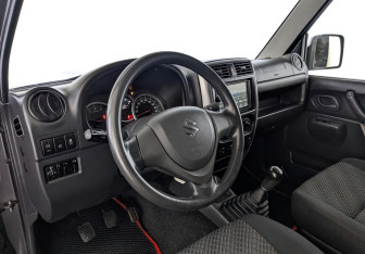 Подержанный автомобиль Suzuki Jimny 2018 года (15 фото)