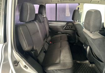 Подержанный автомобиль Mitsubishi Pajero 2011 года (10 фото)