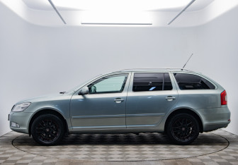 Подержанный автомобиль Skoda Octavia Wagon 2009 года (8 фото)