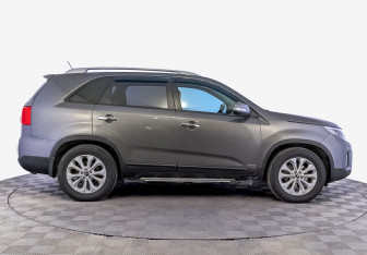Подержанный автомобиль Kia Sorento 2016 года (4 фото)