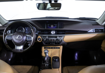Подержанный автомобиль Lexus ES 2017 года (13 фото)