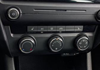 Подержанный автомобиль Skoda Octavia Liftback 2015 года (27 фото)