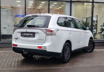 Подержанный автомобиль Mitsubishi Outlander 2013 года (8 фото)