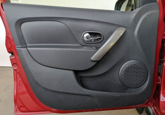 Подержанный автомобиль Renault Sandero 2016 года (18 фото)