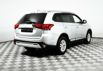 Подержанный автомобиль Mitsubishi Outlander 2020 года (3 фото)