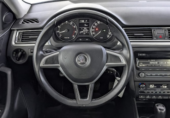 Подержанный автомобиль Skoda Rapid Liftback 2015 года (22 фото)