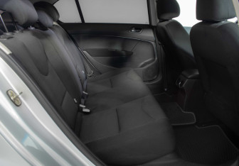 Подержанный автомобиль Peugeot 408 2013 года (10 фото)