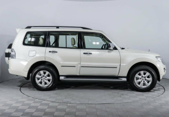 Подержанный автомобиль Mitsubishi Pajero 2021 года (4 фото)