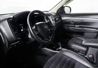 Подержанный автомобиль Mitsubishi Outlander 2022 года (11 фото)