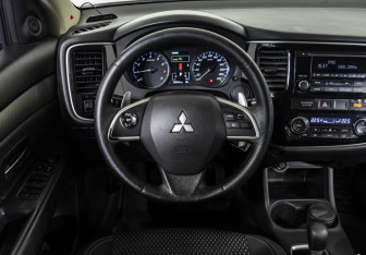 Подержанный автомобиль Mitsubishi Outlander 2012 года (10 фото)