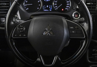Подержанный автомобиль Mitsubishi Outlander 2017 года (13 фото)