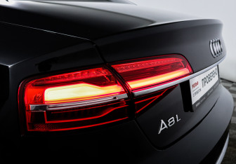 Подержанный автомобиль Audi A8 2015 года (16 фото)