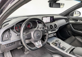 Подержанный автомобиль Kia Stinger 2021 года (16 фото)