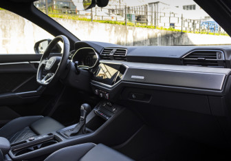 Подержанный автомобиль Audi Q3 2024 года (14 фото)