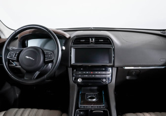 Подержанный автомобиль Jaguar F-Pace 2016 года (12 фото)
