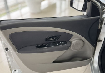 Подержанный автомобиль Renault Fluence 2010 года (11 фото)