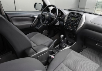 Подержанный автомобиль Toyota RAV4 2004 года (10 фото)