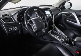 Подержанный автомобиль Mitsubishi Pajero Sport 2018 года (15 фото)
