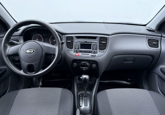 Подержанный автомобиль Kia Rio Hatchback 2010 года (12 фото)